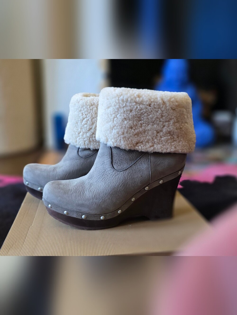 🔥 LIKE NEW UGG Carnagie Grey Suede Shearling Studded Wedge Clog Boots 10